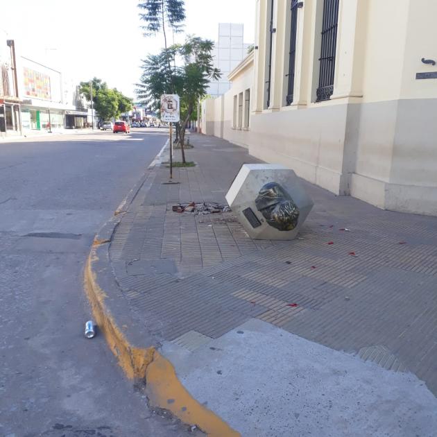 Joven choc la estatua de Roque S enz Pe a cuando intentaba huir